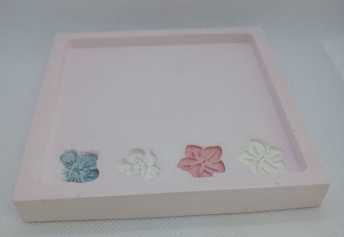 Set decorativ  alb/roz cu flori imprimate. [17]