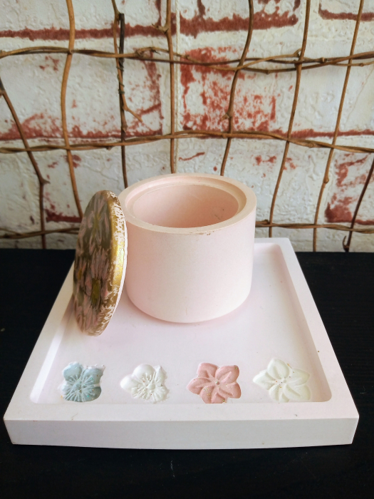 Set decorativ  alb/roz cu flori imprimate. [6]