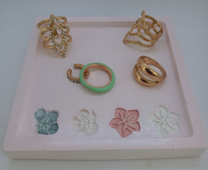 Set decorativ  alb/roz cu flori imprimate. [11]