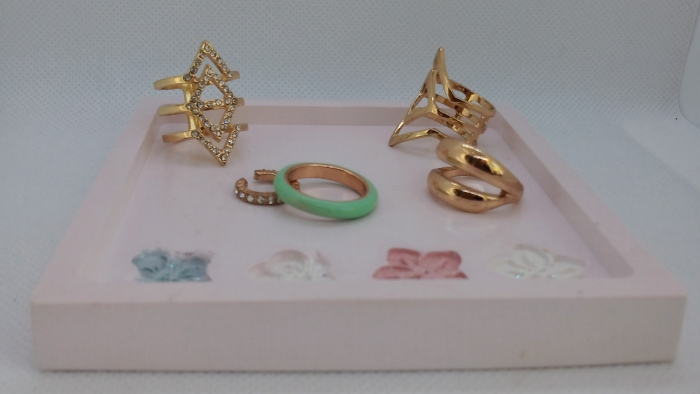 Set decorativ  alb/roz cu flori imprimate. [18]