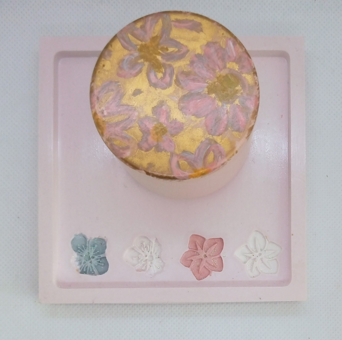 Set decorativ  alb/roz cu flori imprimate. [12]