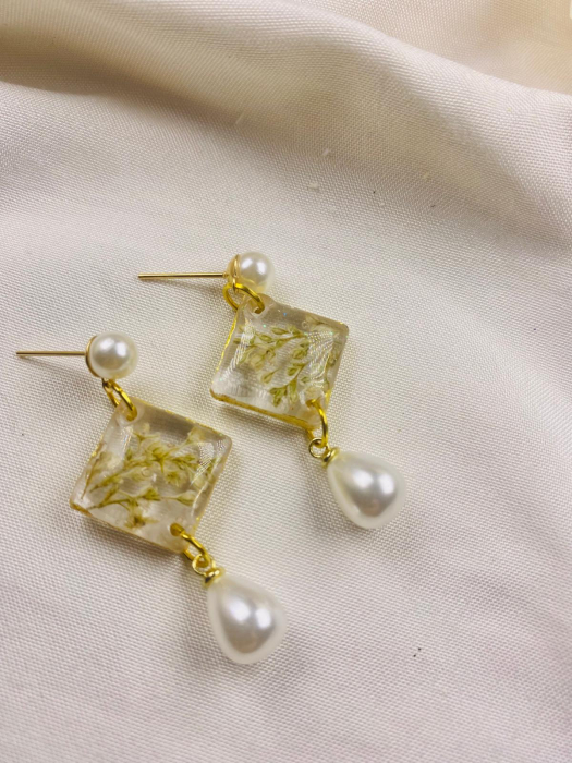 Cercei  din rasina cu floricele naturale albe. [2]