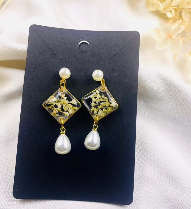 Cercei  din rasina cu floricele naturale albe. [6]