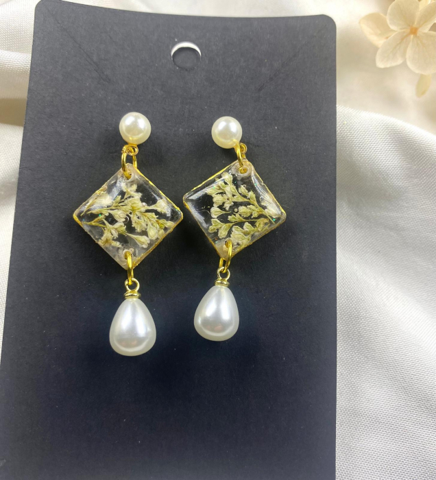 Cercei  din rasina cu floricele naturale albe. [4]