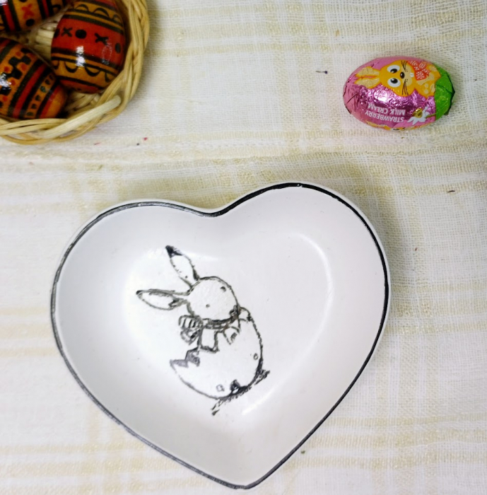 Farfurie alba cu iepuras si lumanari gemene în suport ceramic realizat manual [7]