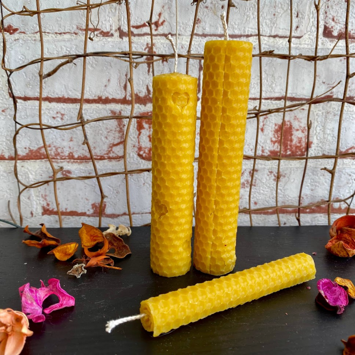 Lumanare decorativa cu inimoare din ceara naturala de albine + suport rotund din ceramica [6]