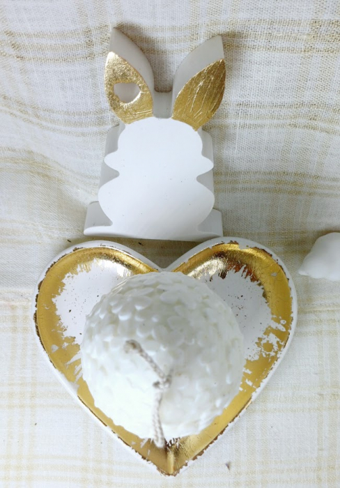 Ou alb cu flori din ceara de soia + suport in forma de inimă + iepuraș din ceramică handmade [5]