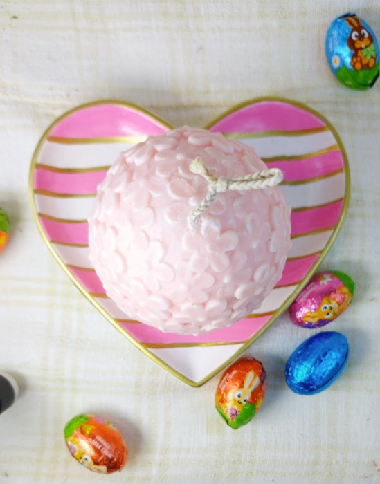 Ou roz cu flori din ceara de soia + farfurie cu dungi albe și roz din ceramica handmade [11]