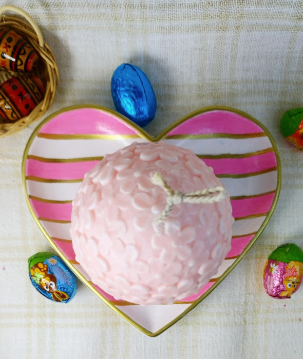 Ou roz cu flori din ceara de soia + farfurie cu dungi albe și roz din ceramica handmade [3]