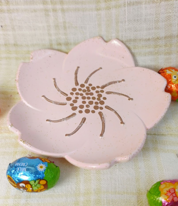 Ou roz cu flori din ceara de soia + farfurie din ceramica handmade roz [8]