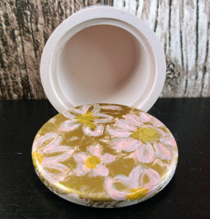 Recipient rotund (pahar), roz, din ceramica, cu capac pictat manual. [4]