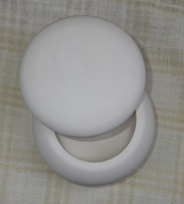 Caseta bijuterii - recipient rotund, alb, din ceramica, cu capac. [3]