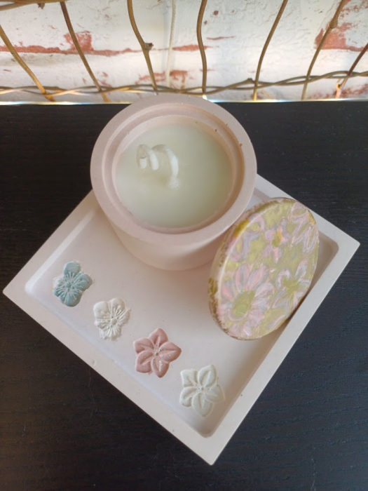 Set decorativ  alb/roz cu flori imprimate. [3]
