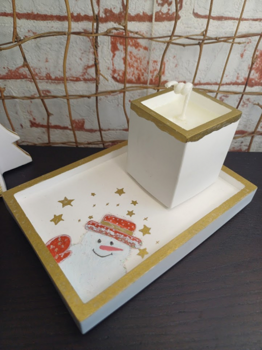 Set decorativ  Craciun - lumanare din ceara de soia si suport dreptungiular din ceramica alb auriu [11]