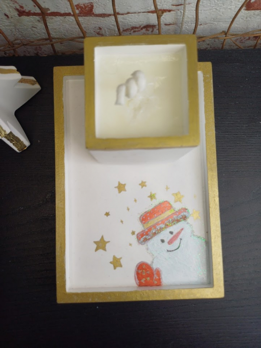 Set decorativ  Craciun - lumanare din ceara de soia si suport dreptungiular din ceramica alb auriu [12]