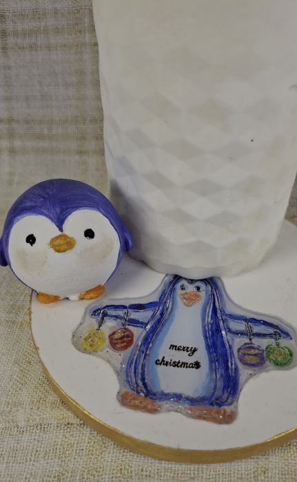 Set decorativ de Craciun - 'Merry Pinguini' lumanare alba din ceara de soia plus suport din ceramica handmade [7]
