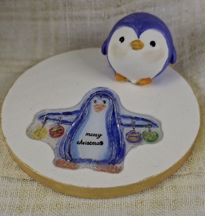 Set decorativ de Craciun - 'Merry Pinguini' lumanare alba din ceara de soia plus suport din ceramica handmade [11]