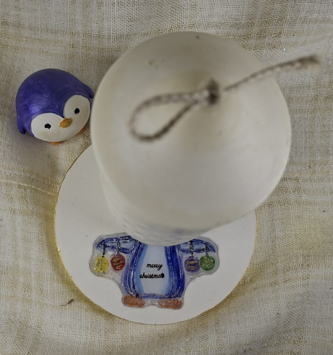 Set decorativ de Craciun - 'Merry Pinguini' lumanare alba din ceara de soia plus suport din ceramica handmade [5]
