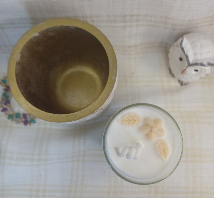 Set decorativ - lumanare in pahar de sticla si un recipient din ceramica handmade alb auriu [6]