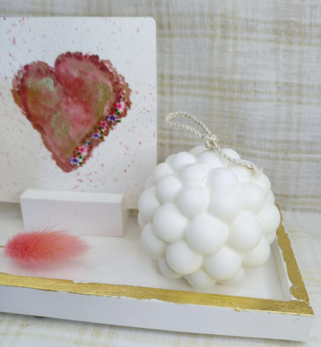 Set decorativ format din doua lumanari " bubble"din ceara de soia, un suport dreptunghiular si un suport pentru fotografii. [9]