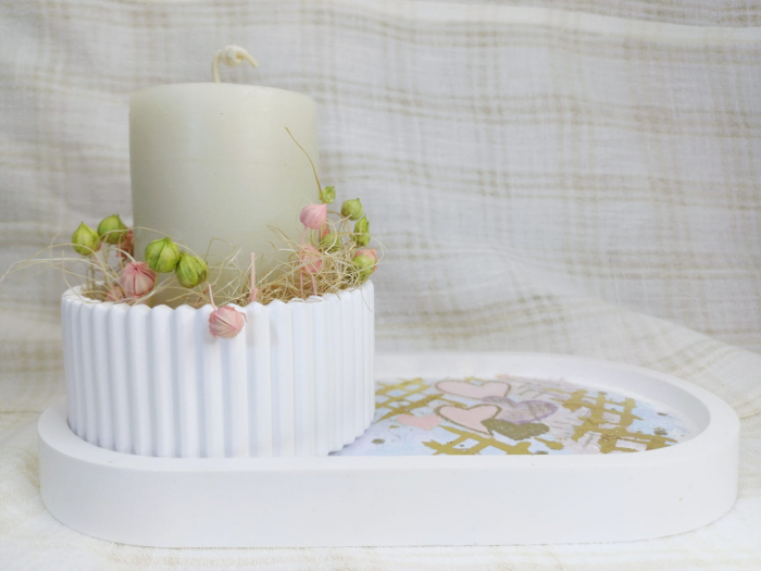 Set decorativ compus dintr-o lumanare cilindrica, alba, din ceara de albine, un vas rotund si o farfurie ovala din ceramica. [2]