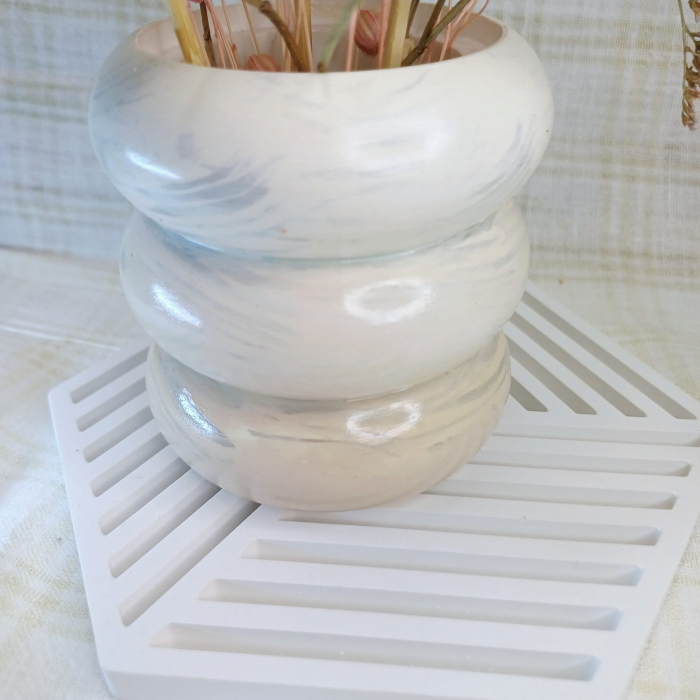 Set decorativ  format dintr-un vas circular din ceramica cu trei flori din ceara placut parfumata si un coaster hexagonal [4]
