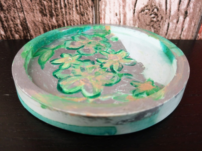 Suport rotund (farfuriuta), verde/argintiu, pictat manual, din ceramica. [3]