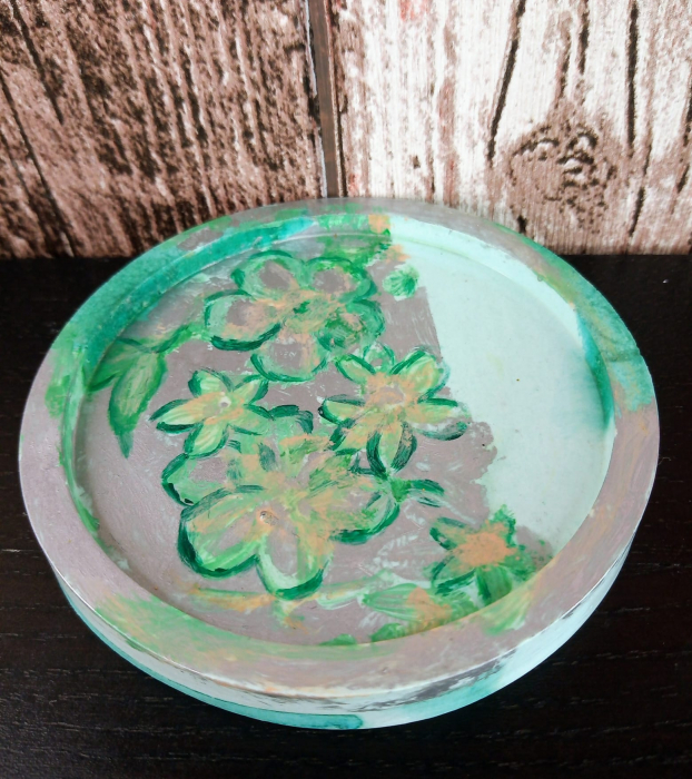 Suport rotund (farfuriuta), verde/argintiu, pictat manual, din ceramica. [2]