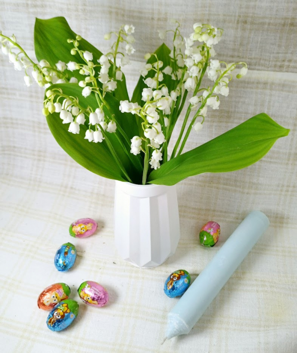 Vază albă ceramică + lumânare de ceară de soia albastru deschis [5]