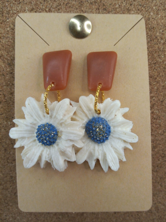 Bijuterii handmade - Cercei flori alb /maro