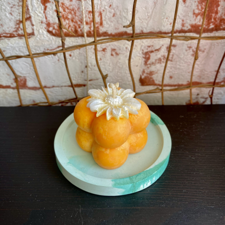 Lumanari decorative / 'turnate' - Lumanare parfumata " mini bubble ", cub mic cu suport ceramic rotund. Portocaliu/alb