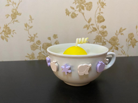 Lumanare parfumata " Ousor "  in cescuta decorata cu animalute din ceramica.