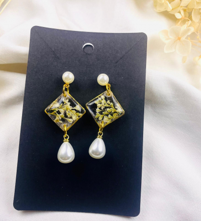 Cercei  din rasina cu floricele naturale albe. [5]