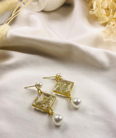 Cercei  din rasina cu floricele naturale albe. [0]