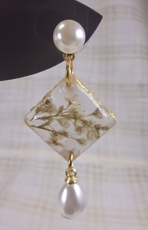 Cercei  din rasina cu floricele naturale albe. [2]