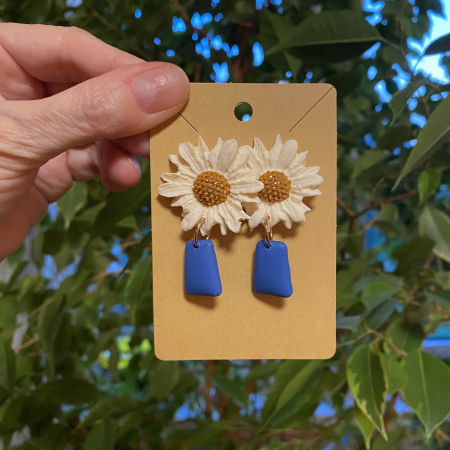 Bijuterii handmade - Cercei flori alb /albastru