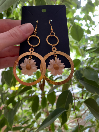 Bijuterii handmade - Cercei  aurii cu flori albe.