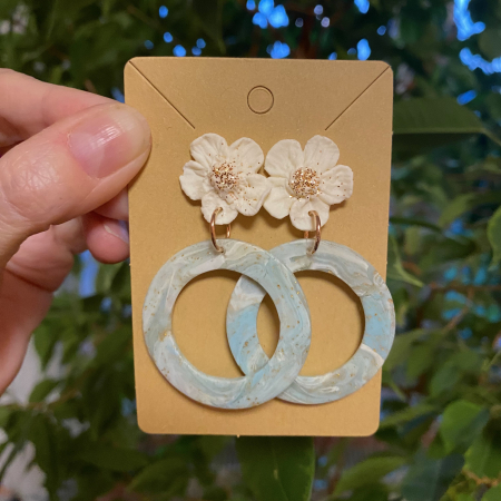 Bijuterii handmade - Cercei  flori albe cu coronite turcuaz, tortite metal de inalta calitate.