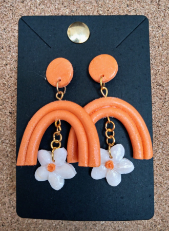 Bijuterii handmade - Cercei  portocalii cu floricele albe.