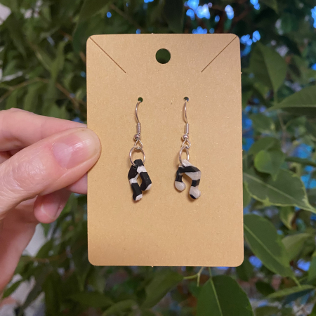 Bijuterii handmade - Cercei  note muzicale in alb-negru.
