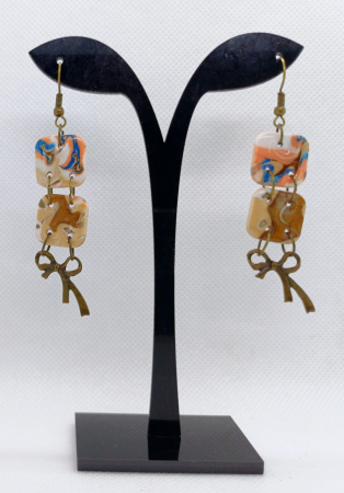 Cercei handmade - Cercei "pătrate colorate cu fundite" cu accesorii culoarea bronzului.