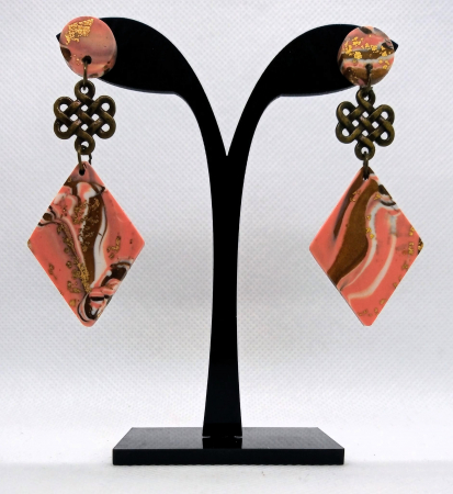 Bijuterii handmade - Cercei romb, nuante de roz cu accesorii bronz