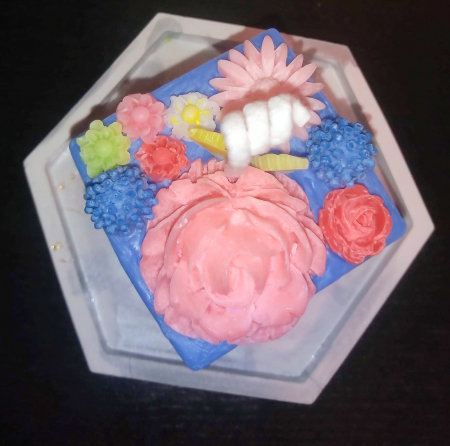 Lumanare parfumata, cub albastru cu flori plus suport din ceramica hexagonal. [1]