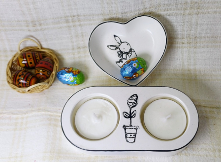Seturi decorative - Farfurie alba cu iepuras si lumanari gemene în suport ceramic realizat manual