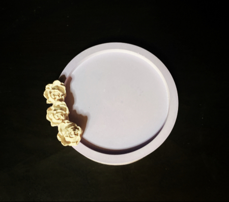 Ceramica handmade - Suport rotund decorat cu flori din ceramica handmade