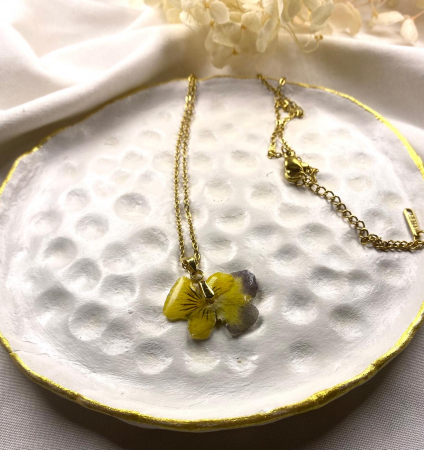 Bijuterii handmade - Lanțisor auriu cu panseluta galbena prinsa in rasina.