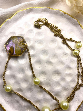 Bijuterii handmade - Lanțisor auriu cu floricele galbene montate in rasina
