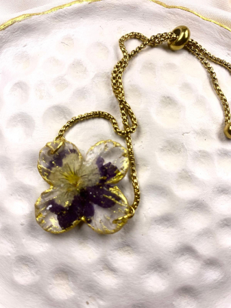 Bijuterii handmade - Bratara reglabila, aurie, decorata cu o panseluta montata in rasina.