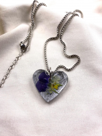 Coliere si lantisoare handmade - Lanțisor argintiu cu pandativ inimioara.