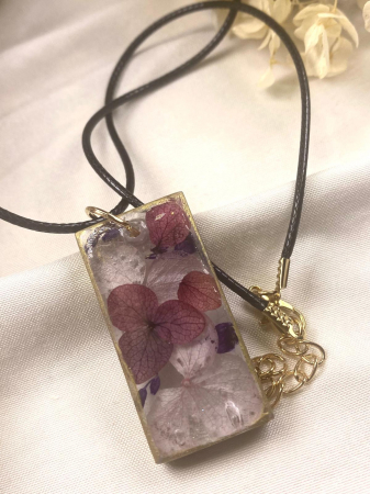 Coliere si lantisoare handmade - Lanțisor din snur negru cu pandantiv din rasina cu flori naturale.